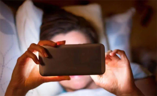 ​长期睡前玩手机有哪5个后果，玩手机长久不利于健康吗
