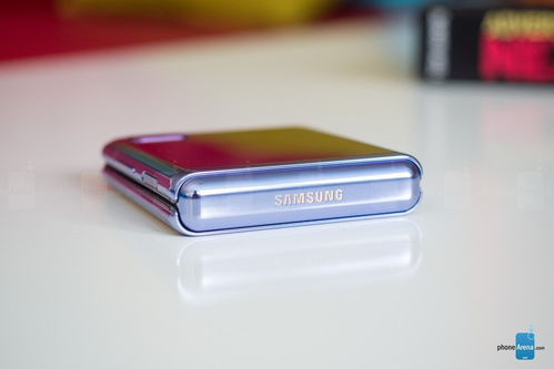 化妆盒 般的折叠屏手机 三星Galaxy Z Flip上手图