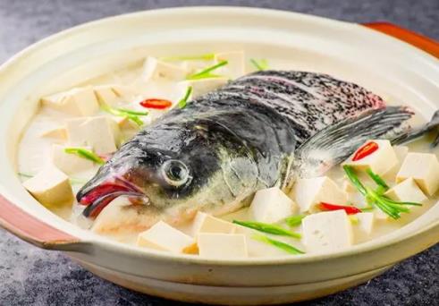 罗山特产-鱼头炖豆腐