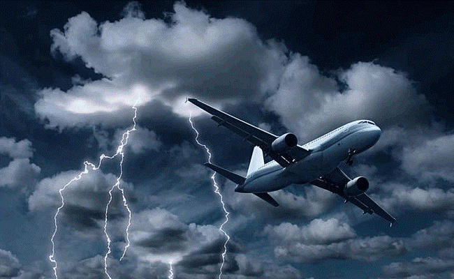 ​坐飞机遭遇气流颠簸，如何保护自己